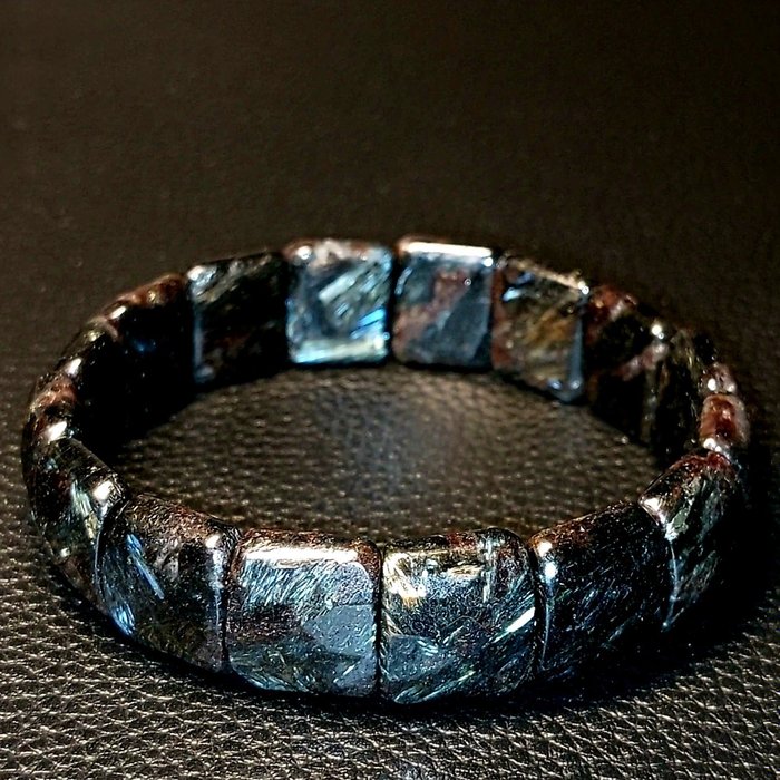 Rare bracelet en Astrophyllite. Flash bleus.  Pierre naturelle non traitée.  - Hauteur : 1.5 cm - Largeur : 0.5 cm- 40 g - (1)
