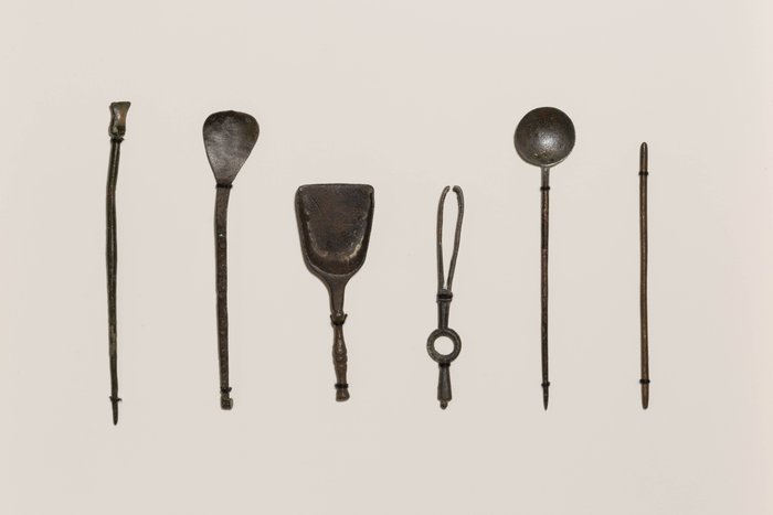 Römisches Reich Bronze Satz medizinischer Instrumente auf einem Rahmen. 1.-3. Jahrhundert n. Chr. 37 cm Höhe.
