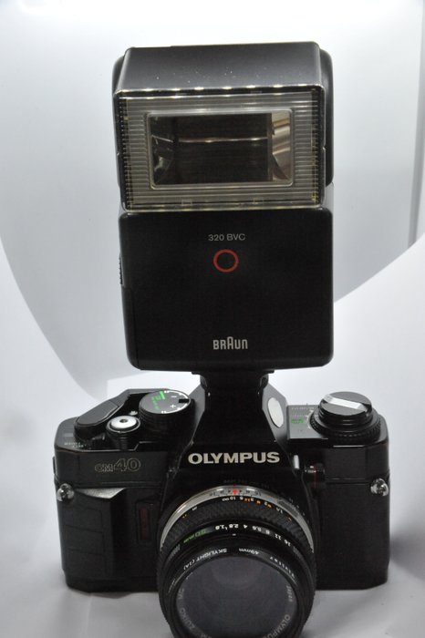 Olympus OM40 + 1.8/50mm + Vivitar skylight 1B + Braun 320 BVC flash | Cámara réflex objetivo único (SLR)