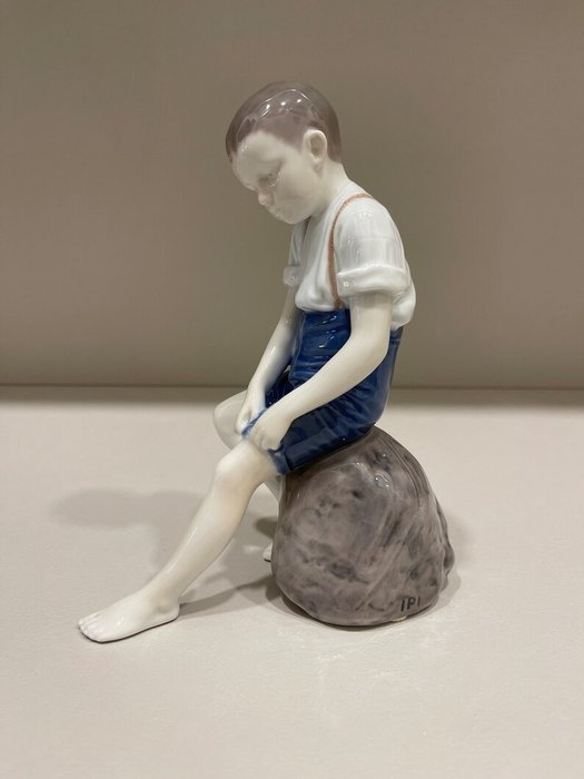 Bing & Grondahl - Ingeborg Plockross Irminger - Figurita - Boy on rock - Porcelana