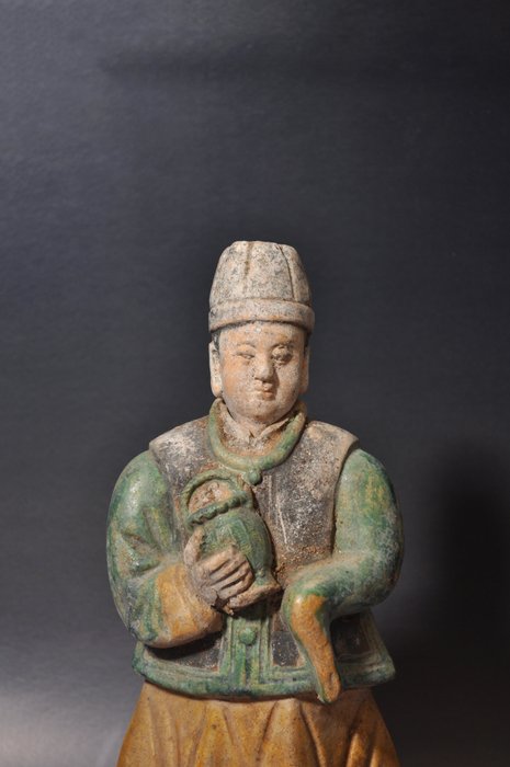 Forntida kinesiska Ming-dynastin 1368 till 1644 e.Kr. keramisk ceremoniell hovfigur med avtagbart - 31 cm