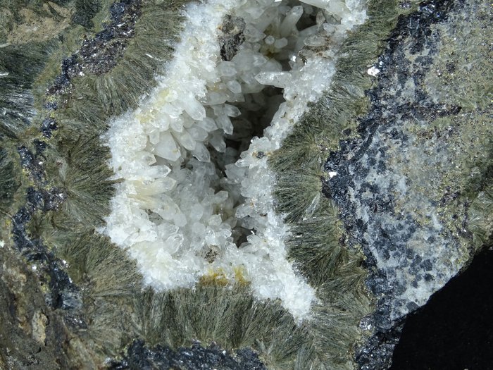 來自托斯卡納的稀有標本：金輝石、鋰輝石、金黃銅礦、方鉛礦、石英晶體 --- 原始標本 - 高度: 20 cm - 闊度: 16 cm- 4485 g