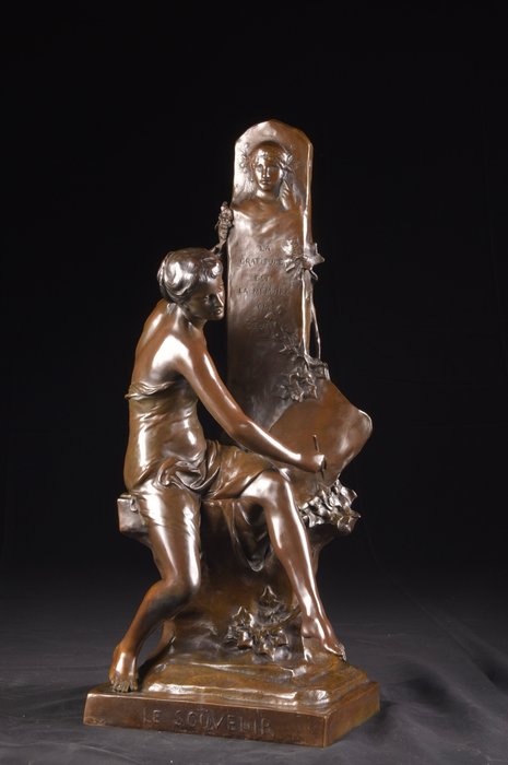 Gestempeld door E. COLIN & Cie in PARIS. - Sculpture, “Le souvenir”,, Een prachtige grote beeld van een zittende  jonge dame aan het schrijven - 78 cm - Bronze (patiné)