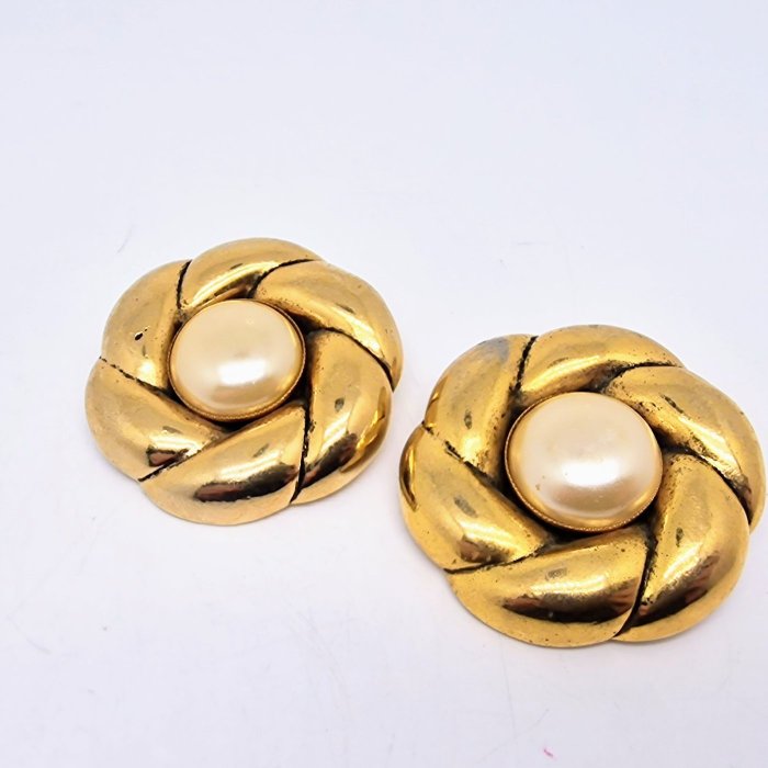 Une Ligne Paris huge vintage clip earrings. Back in style! - Gold-plated - 耳环