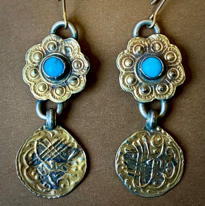 Pair of elegant earrings with epigraph scrolls - Gold, Silver gilt - Turkmenistan - Vintage and early 20th century