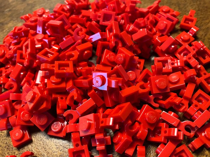 Lego - 197 Plate, Modified 1 x 1 with U Clip (Horizontal Grip). Kleur: rood
