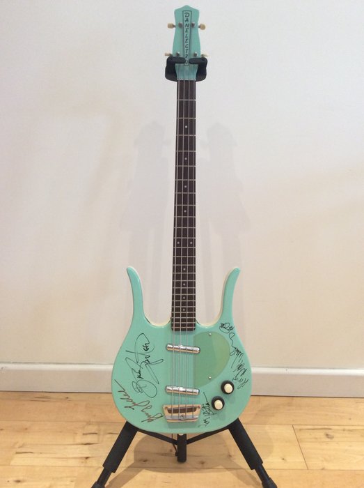 Bruce Springsteen, Signed Dan Electro Bass by The Boss and E Street Band Members + Original Polaroid Photos! - Chitarra - 2002 - Certificato, Con firma autografa, Con firma autografa dell’autore