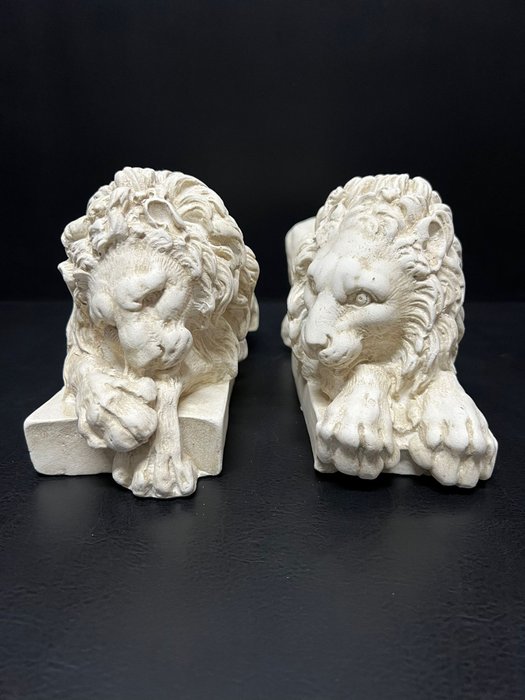Escultura, Coppia di leoni "il dormiente e il vegliante" - 15 cm - polvo de mármol