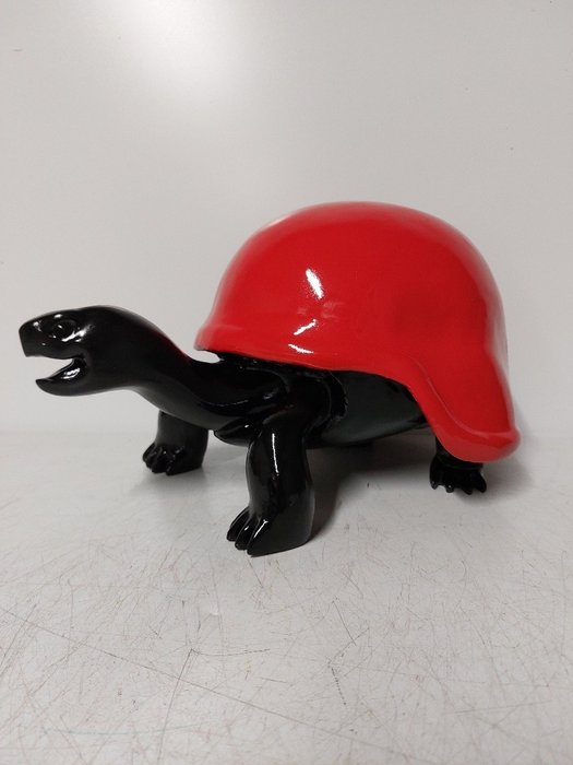 Statue, black turtle with army helmet red - 20 cm - Polyresin