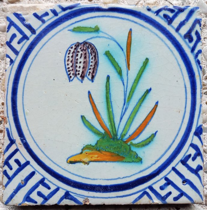 Cserép - Antik csempe fritriller virággal. - 1600-1650 