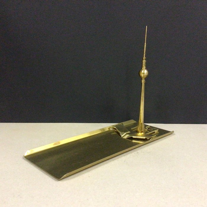 托盘 - 书桌黄铜笔槽，展示柏林电视塔及其相关展馆 - 金属