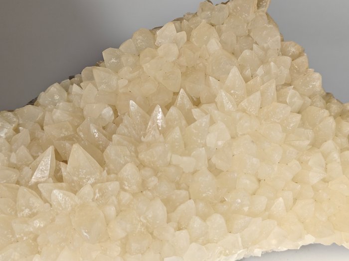 Scalelohedral calcit Krystaller i indlejring - Højde: 20 cm - Bredde: 11 cm- 1700 g