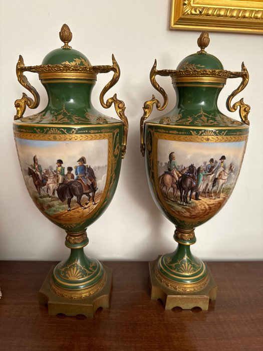 Lågkrukke (2) -  Afbilder Napoleon og heste og Sevres porcelæn  - Porcelæn