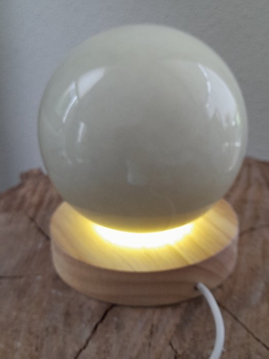 Jadekugel - auf Holzständer mit Beleuchtung (USB-Anschluss) - Höhe: 10 cm - Breite: 10 cm- 1.6 kg