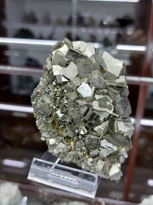 Pyrit Krystaller i indlejring - Højde: 9 cm - Bredde: 6 cm- 332 g - (1)