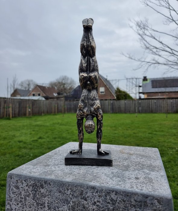 Posąg, Hand Standing Acrobat - 35.5 cm - żywica