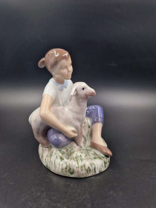 Bing & Grondahl - Vita Timan - Figurină - "Girl with Lucky Lamb" -  (2336) - Porțelan