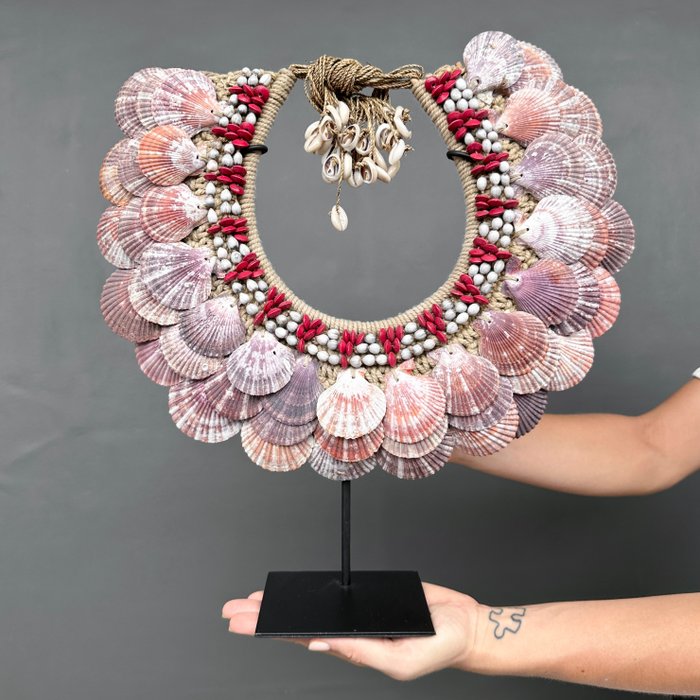 Ozdobny ornament - NO RESERVE PRICE - SN9 - Decorative shell necklace on custom stand - Muszle, kolorowe koraliki i włókna naturalne - Indonezja