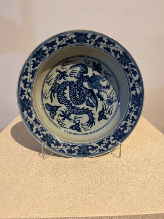 Blå og hvid plade med drage - Porcelæn - Kina - 20. århundrede