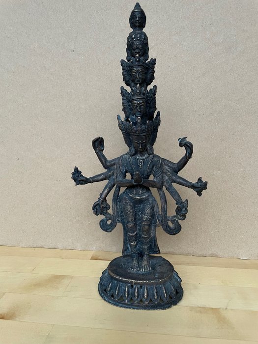 Bronzefigur Avalokiteshvra-Nepal - Metall - Nepal - Ende des 20./21. Jahrhunderts