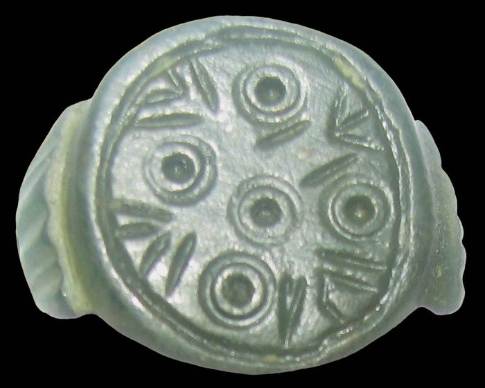 古羅馬 帶有十字架的青銅戒指，由基督的 5 處傷口組成，作為「魔鬼之眼」的保護者 18 戒指