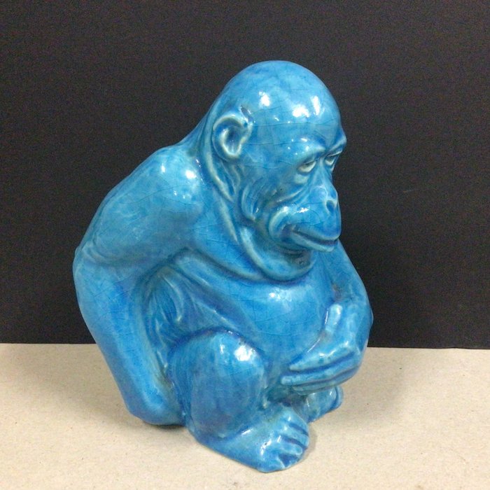 Skulptur, Art Deco Style  - monkey - 15 cm - blåglasert ‘craquelé’-keramikk - 1980