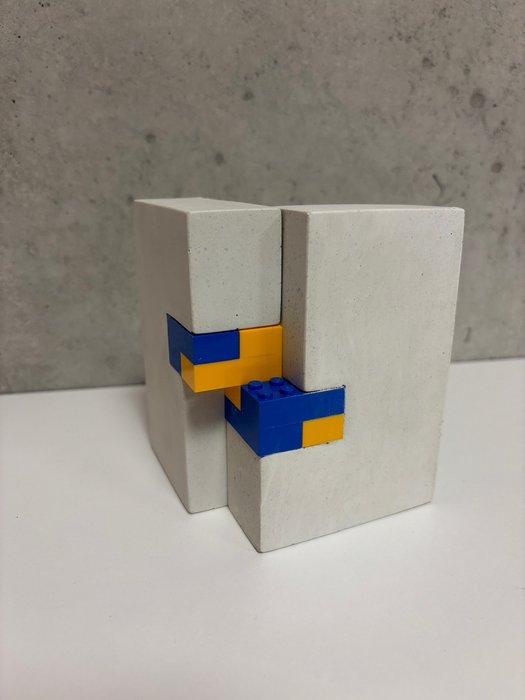 Edoardo Lietti Studio - Skulptur, Sculpture - Lego - 12 cm - Beton, Lego - 2023