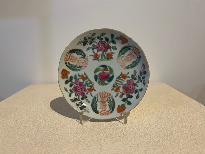Prato Floral Família Rosa com caracteres - Porcelana - China - Dinastia Qing (1644 - 1911)