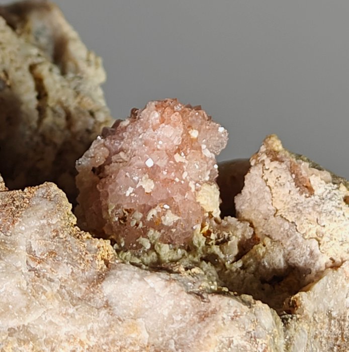 Rosenkvarts og Aragonit Krystaller i indlejring - Højde: 12 cm - Bredde: 12 cm- 1300 g