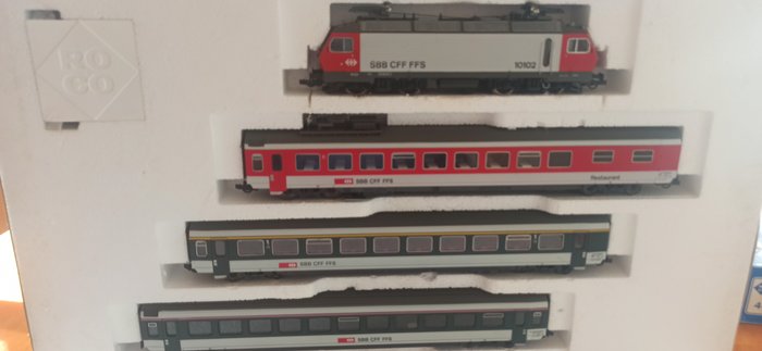 Roco H0 - 41061 - Train miniature (1) - Re 4/4IV avec trois voitures de passagers - SBB CFF FFS