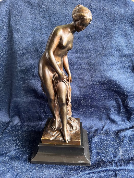 Naar Etienne-Maurice Falconet (1716-1791) - 雕塑, La Baigneuse (de baadster) - 46 cm - 大理石, 青铜（已生铜绿） - 1880