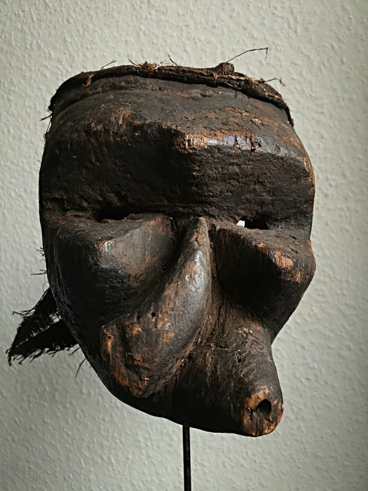 Máscara de suspensão doente (1) - Madeira e ráfia - Malali - Pende - Congo DRC 