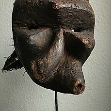 Ziek hangend masker (1) – Hout en raffia – Malali – Pende – Democratische Republike Congo