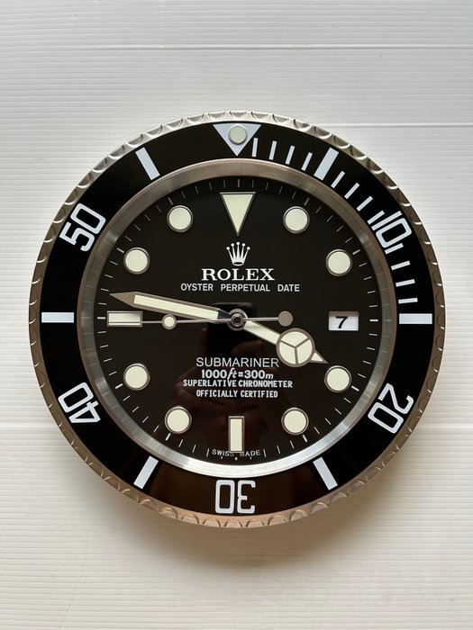 Vegg klokke - Konsesjonær Rolex Submariner Black Dial-utgave forhandlerskjerm - Aluminium, Glass - 2020+