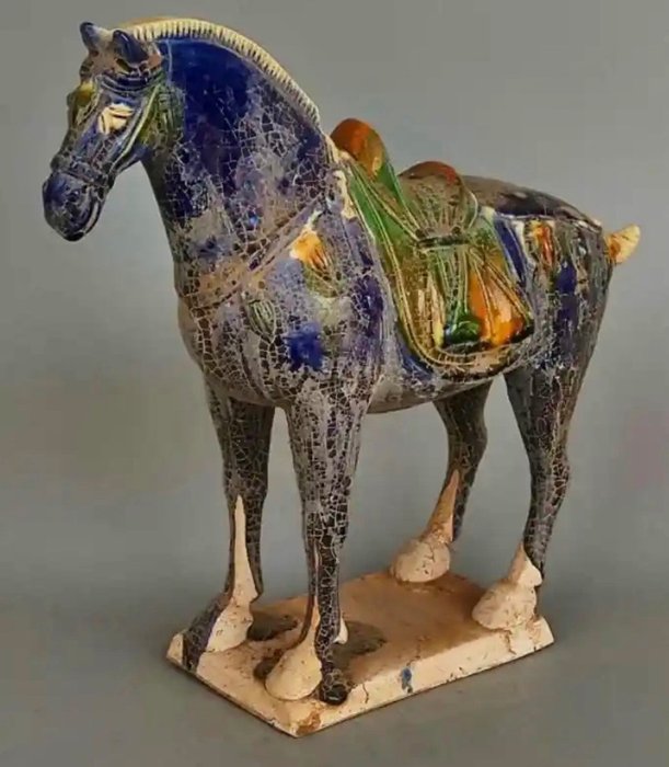 Φιγούρα - Όμορφο άλογο από τερακότα στο στυλ της δυναστείας των Τανγκ γύρω στο 1950 - Ασία  (χωρίς τιμή ασφαλείας)