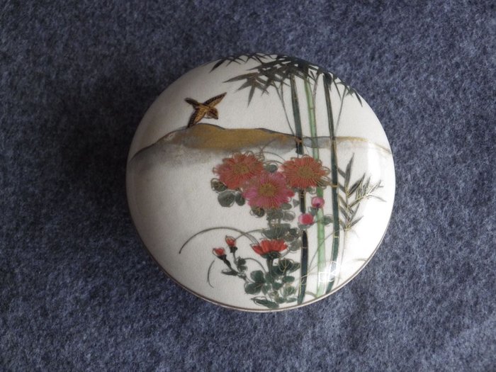 Box - A Satsuma Kogo box representing a bird flying over flowers and bamboo - Ceramic, Porcelain
