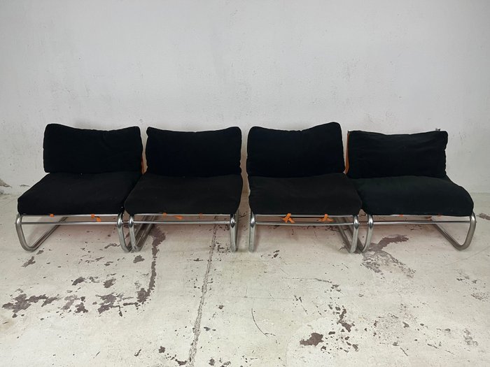 Fotel - Zestaw czterech foteli o konstrukcji z chromowanego metalu