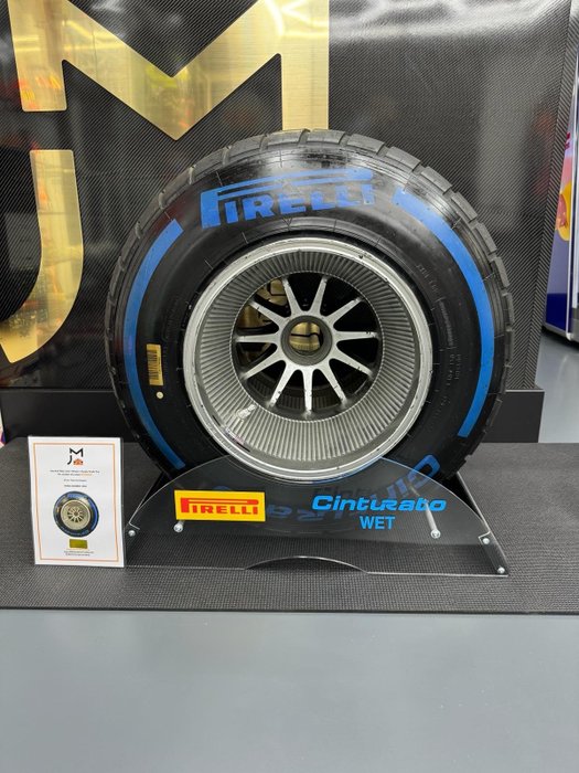 Däck komplett på hjul - Red Bull - 2017 tyre complete on wheel + stand