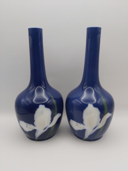 Royal Copenhagen - Vase (2) -  Sehr frühes Vasenpaar mit Liliendekor, 19. Jahrhundert  - Porzellan