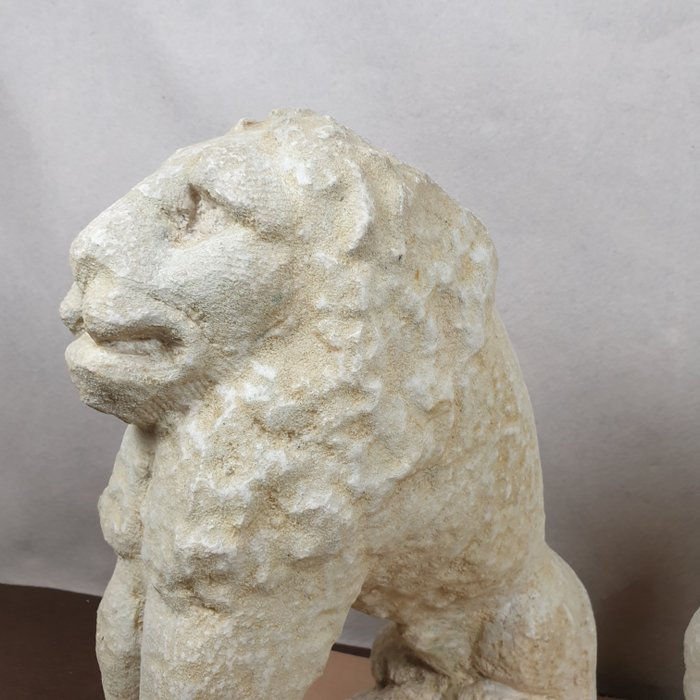 Skulptur, leone seduto - 39 cm - travertin