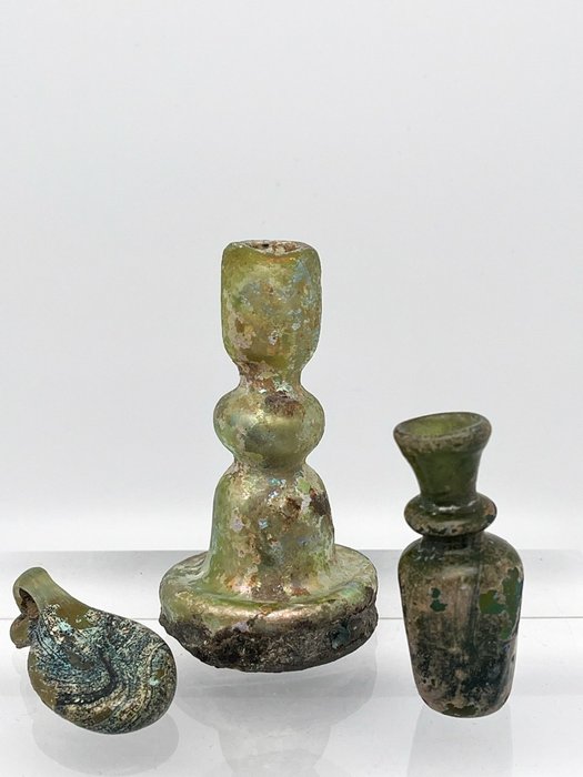Römisches Reich Glas - Anhänger, Kerzenhalter, kleines Gefäß. WITHOUT RESERVE PRICE.