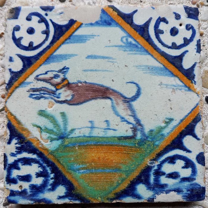 Azulejo - Azulejo cuadrado antiguo con perro morado con collar. - 1600-1650 