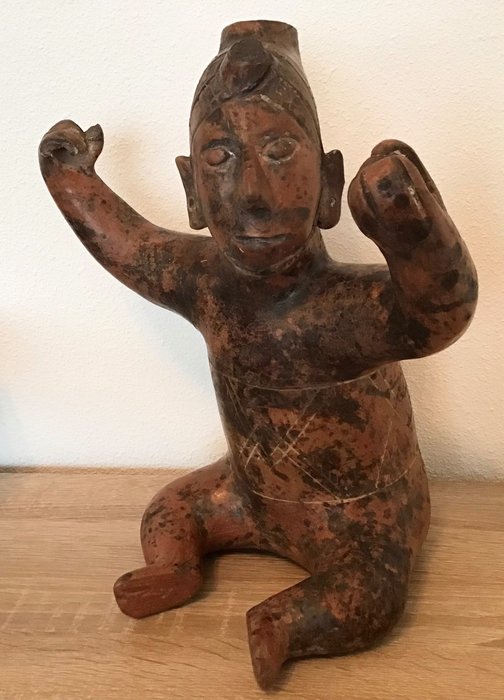 Präkolumbianischer Colima sitzender Schamane oder Ballspieler - Mexiko - Töpferware Figur - 31 cm