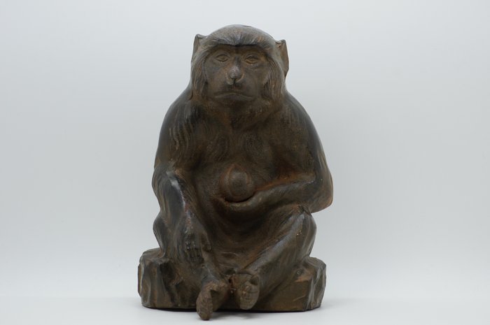 Iron (cast) - Watanabe Kansui 渡辺環水 - Delicate monkey statue holding a peach - Shōwa period (1926-1989)  (No Reserve Price)
