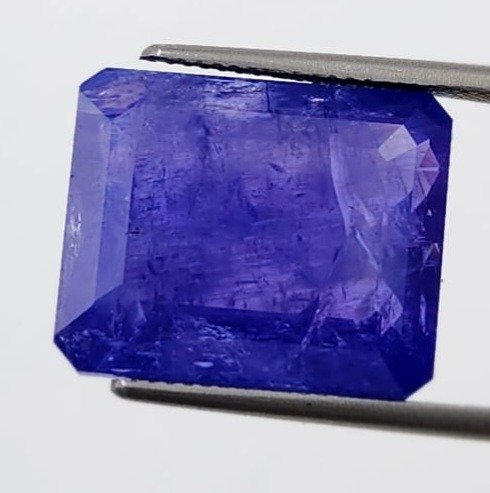 bluish violet Tanzanite - 21.66 ct