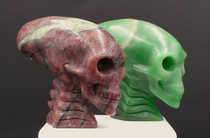 Impressive Alien Mayan Crystal Skulls of Garnet and Green Aventurine, with Base. Skulls - Height: 265 mm - Width: 110 mm- 1446 g