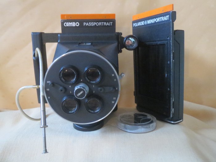 Cambo, Polaroid Miniportrait model 401 met opzetlensjes en twee filmbacks Câmera de passaporte