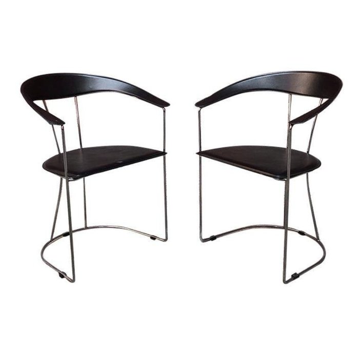 Sessel - Zwei Stühle aus verchromtem Stahl und schwarzem Leder