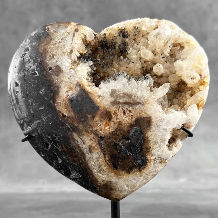 BEZ CENY REZERWOWEJ - Wspaniały kryształ zebry w kształcie serca na niestandardowym stojaku - sercowy - Wysokość: 20 cm - Szerokość: 14 cm- 1900 g
