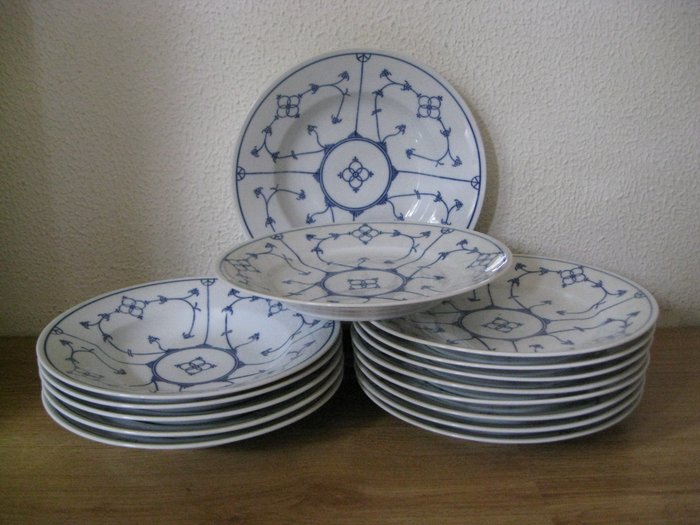 Porcelain Tableware, Dinner Plates by Jager Eisenbach Original Blau, 6 Large Deep & 9 Large Flat - Middagsservice (15) - Porcelæn